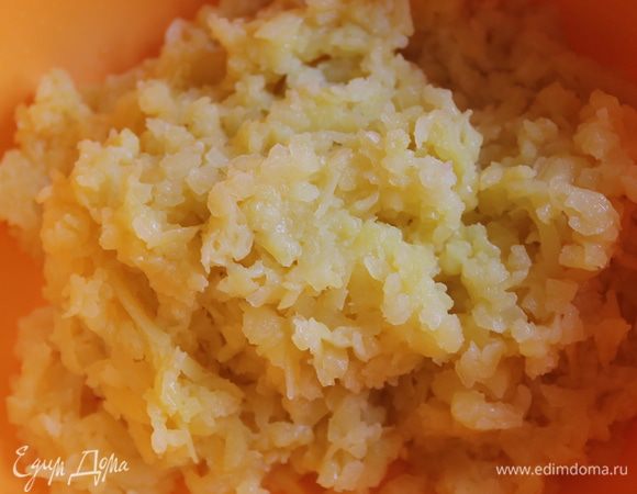 Теперь займемся картошкой, она у нас уже остыла, почистим ее, и натрем ее   на терке.