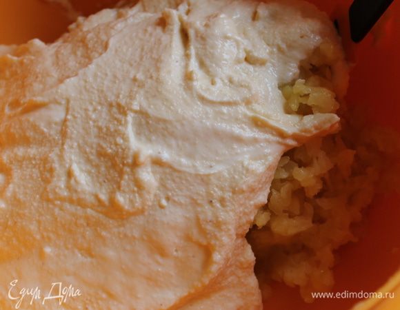 Пока мы занимались картошкой, наша манка набухла в твороге. Смешиваем ее с картошкой.