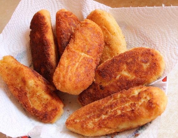 Выкладываем на салфетку. Подавать к столу лучше со сметанкой! Очень вкусненько!