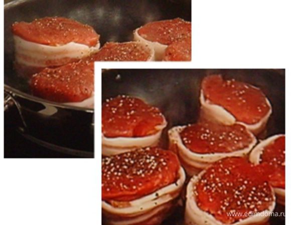 Мясо посолить, поперчить и обернуть каждый медальон полоской бекона. На разогретом масле обжарить медальоны с обоих сторон.
Тем временем нарезать помидоры и цукини кружочками, так же и моцарелу. 