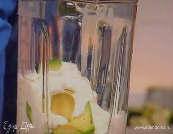 В блендере взбить йогурт с соком лимона, очищеным авокадо, солью и перцем до консистенции соуса.
На сухой сковороде "подрумянить" семена сезама.