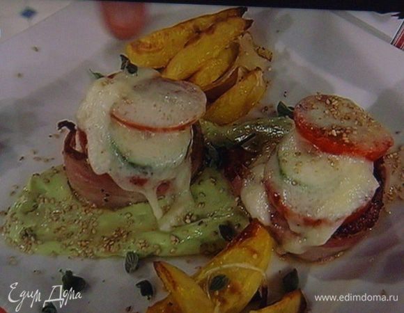 Подавать медальоны с хрустящей картошечкой и соусом из авокадо, посыпав сверху сезамом и по желанию хлопьями чили. Приятного аппетита!!