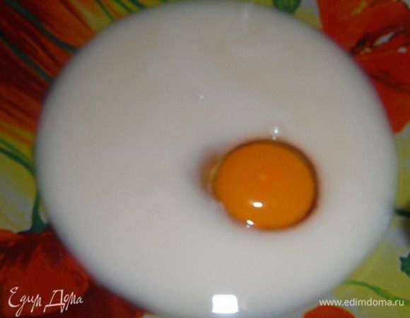 Дрожжи развести в воде и дать им постоять 10 минут. Затем вбить яйцо.