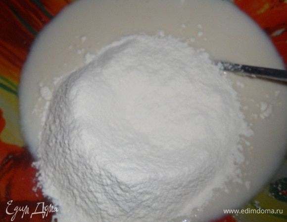 Добавить молоко, посолить, добавить сахар, перемешать, всыпать муку частями и замесить мягкое тесто.