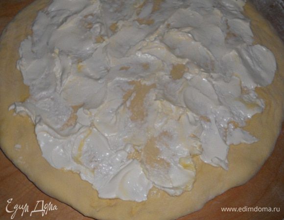 Раскатать тесто и распределить по нему масло.