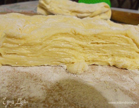 Вот такие кусочки и такие слои получаются.Раскатать каждый кусочек по очереди тонко и нарезать на треугольники, на край кладем начинку и скручиваем в круассан.