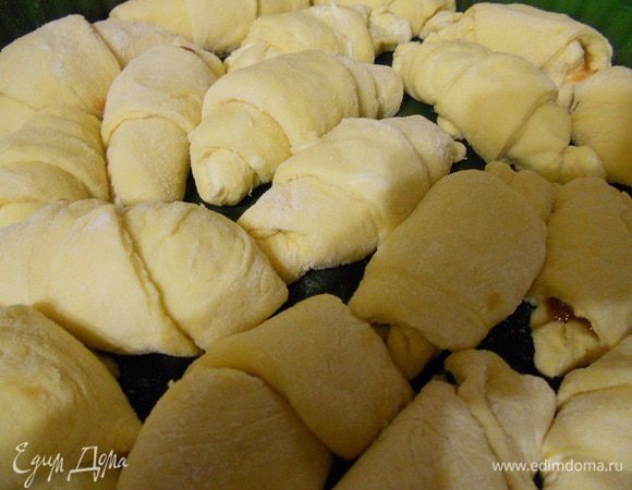 Складываем на противень и даем подойти тесту 25 минут.