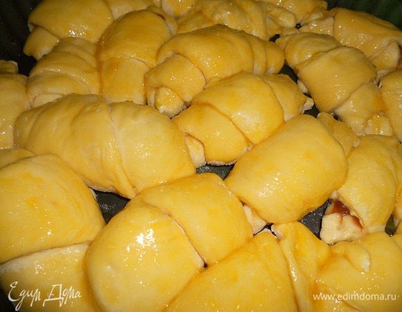 Ванильный сахар смешать с желтком и смазать круассаны, выпекать при температуре 165 до золотистой корочки.