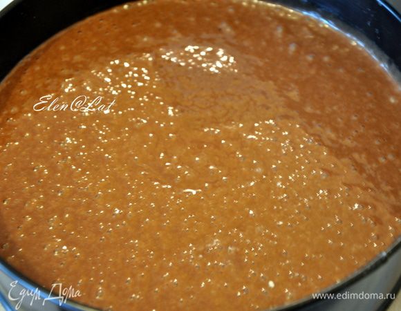 В миске смешать масло растительное с сахаром и ванильным сахаром, добавить яйца, сметану и какао. 
Муку и разрыхлитель просеять и смешать с жидкой массой до однородности. Тесто выложить в форму диаметром 20 см, предварительно дно формы застелить пергаментом. Выпекать торт в предварительно нагретой до 170С духовке минут 40-50.  