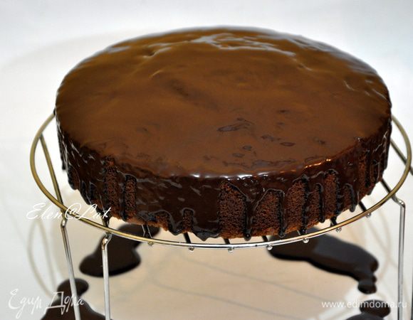 Для глазури: Нагреть сливки, в них растопить темный шоколад. Размешать.
Залить ещё горячий корж  глазурью.