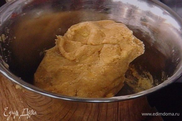 Из толчёного картофеля, 30 г масла, муки, манки , желтков, ванили, цедры, корицы и щепотки соли замесить тесто и поместить его в пищевой плёнке в холод на 1 час.