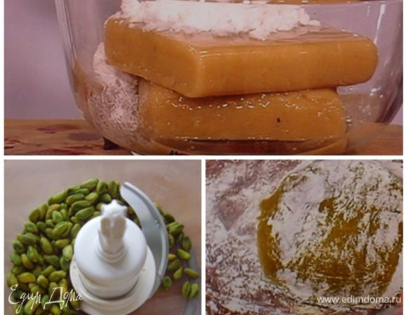 Фисташки смешать с 80 г сахарной пудры,  марципан разломать руками на кусочки и смешав с 1 ст л рома и орешками, замесить тесто, обмотать в плёнку и отложить пока в сторону.