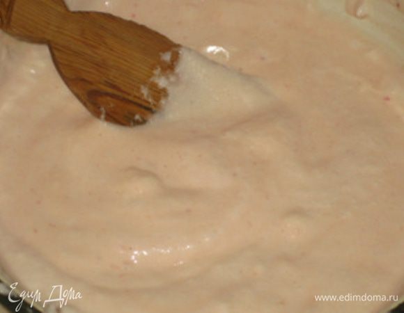 Чизкейк:

Смешать творожный сыр, йогурт, сахар, 1 яйцо и муку. Взбить белок со щепоткой соли до крепких пик. Вмешать 1/3 белков в основную массу, методом складывания. Затем ввести остальные белки.