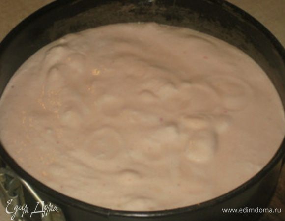 Вылить чизкейк на раннее выпеченный бисквитный корж.