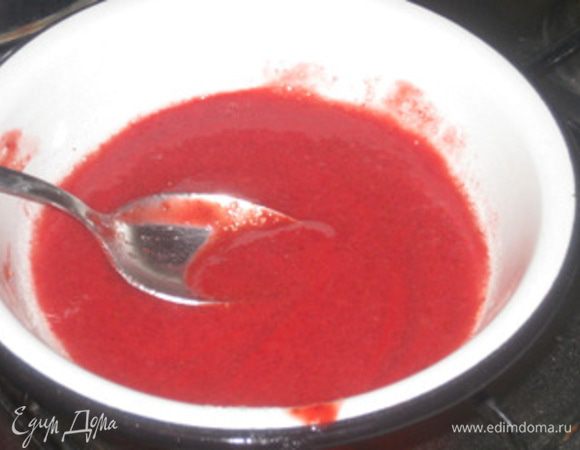 Смешать 1/3 клубничного пюре и желатин.