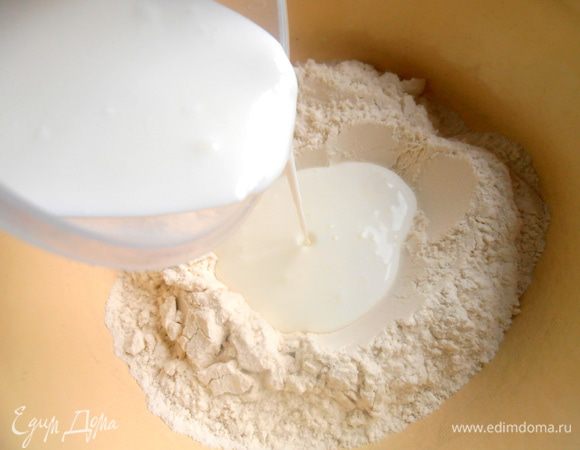 В муку с содой влить кефир...