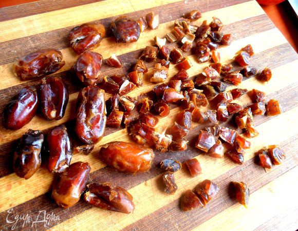 Большую горсть фиников нарезать помельче...