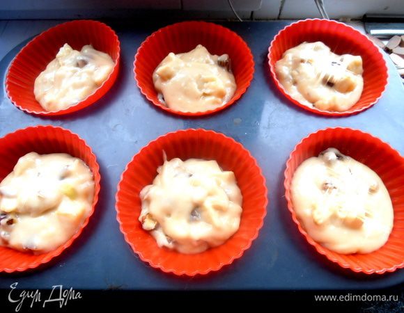 Раскладываем тесто по силиконовым формочкам на две трети от высоты...