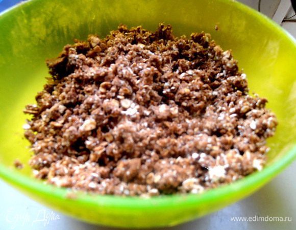 И начинаем рукой (так удобнее!) перетирать масло с крошкой!