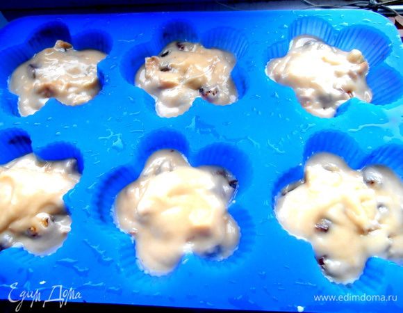 Пока печётся первая партия,подготавливаем следующие формочки...