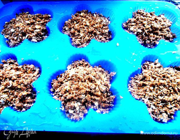 И сверху снова остальную крошку!