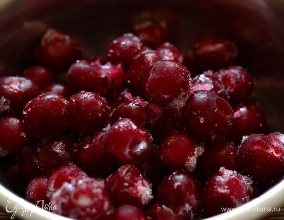 Для начала разморозить вишню.