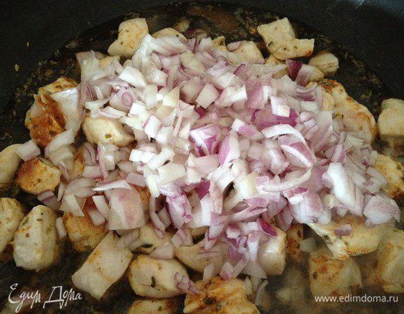 Нарезаем кусочками куриное филе, красный лук. Выкладываем на сковороду с растительным маслом, добавляем специи (у меня были просто специи "для курицы"). Обжариваем на среднем огне 5-7 минут.