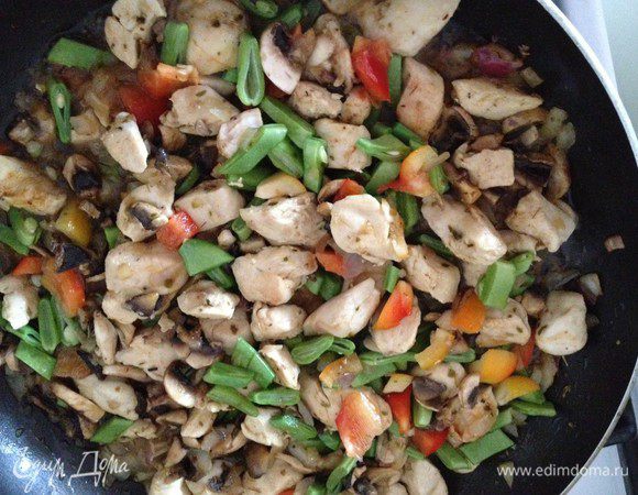 Добавляем нарезанный шампиньоны, зеленую фасоль, чеснок. Я еще добавила половинку болгарского перца. Помешивая, обжариваем еще минут 10.