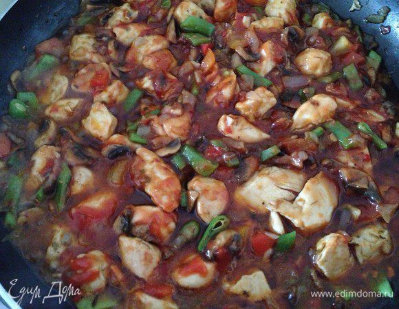 Затем добавляем мелко нарезанный перец Чили (половину стручка, думаю, будет достаточно), томатную пасту и немного воды. Накрываем крышкой и тушим еще минут 10-15 на медленном огне.