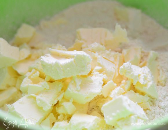 Готовим тесто. Делаем крошку из просеянной муки и холодного сливочного масла.