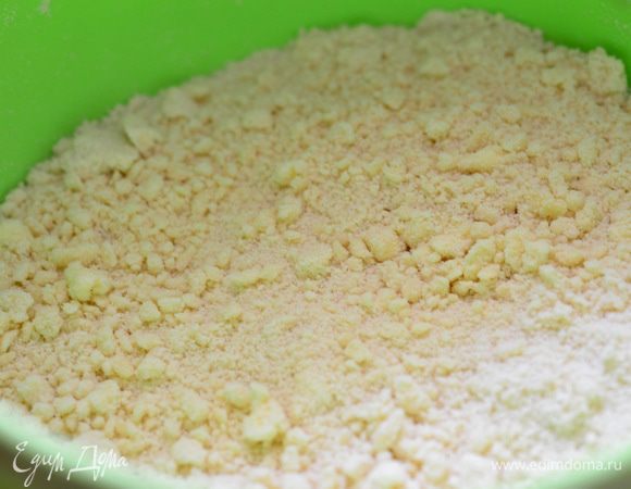Я готовила крошку вручную, можно и в комбайне.
