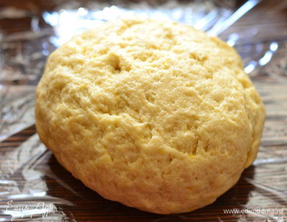 Готовое тесто завернуть в пищевую пленку и отправить в холодильник на 1–2 часа.