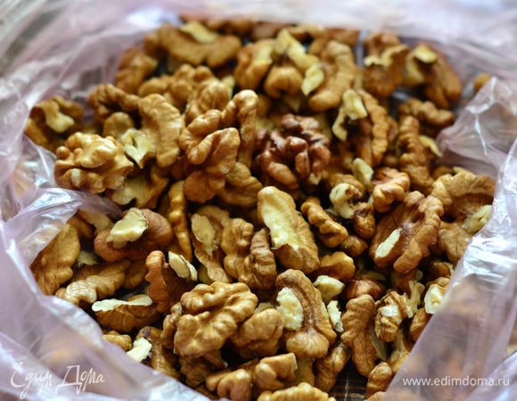 Тем временем можно перемолоть грецкие орехи в блендере.