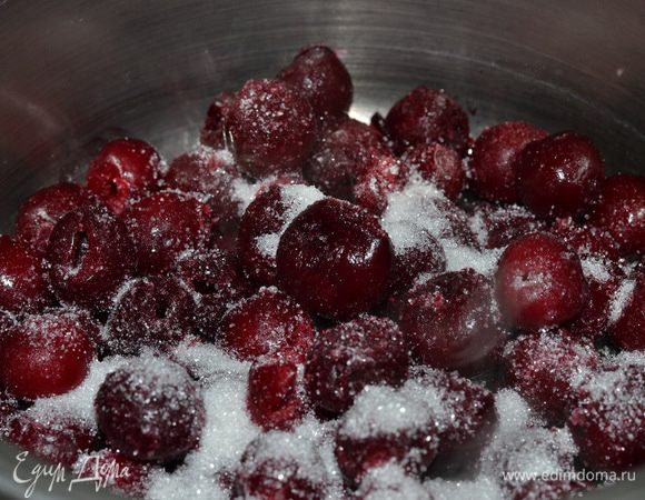 И приготовить вишню. Засыпать сахаром, поставить на огонь, подождать, пока сахар растворится. Крахмал разбавить теплой водой и влить к вишне, перемешать и варить недолго, до загустения.