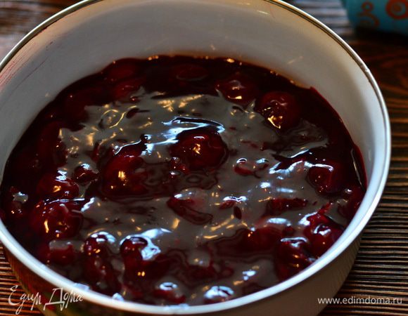 Вишня готова. Можно процедить через сито, чтобы ушла вся жидкость, пока еще вишня теплая. Иначе потом отделить будет сложнее, так как крахмал застывает... Делать это нужно аккуратно, переложив вишню на дуршлаг и перемешивая лопаткой, чтобы не повредить целостность вишни.