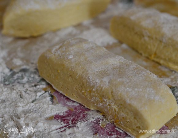 Разогреть духовку до 180°C. Достать тесто из холодильника и поделить на 3 равные части. Две положить в холодильник до следующей раскатки.