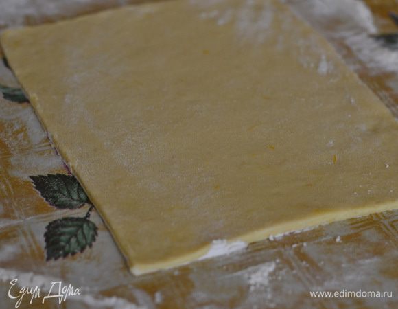 Раскатать тесто тонко в прямоугольник.