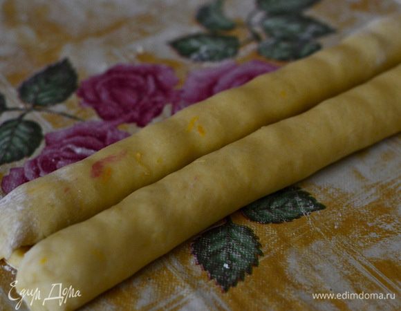 Скатать как можно ближе друг к другу.