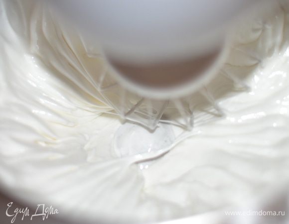 Готовим ореховое безе. Взбиваем белки с сахаром и лимонным соком до устойчивых и плотных пиков.