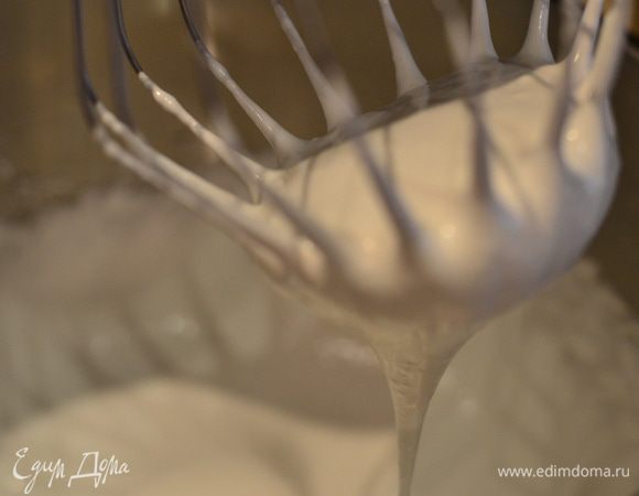 Обязательно белки должны быть очень хорошо взбиты! Плотные и гладкие!