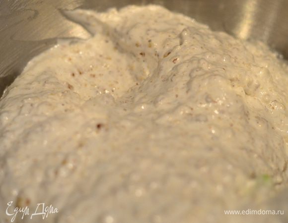 Добавляем аккуратно ко взбитым белкам перемолотые орехи, перемешиваем лопаткой.