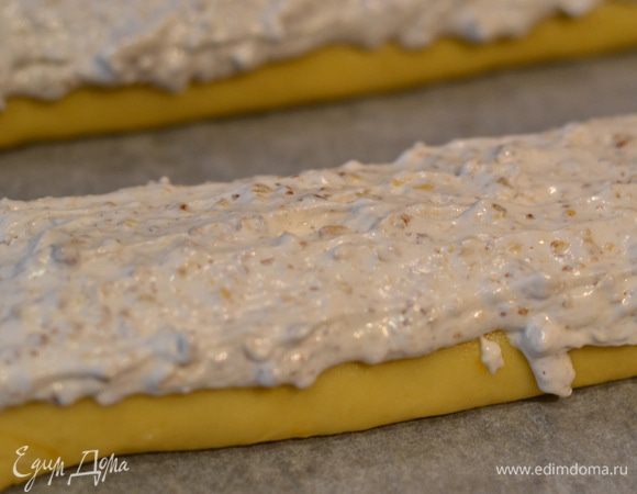 Верх рулетиков обильно смазываем ореховой белковой массой и отправляем в духовку на 35–40 минут. Выпекаем при 180°C.