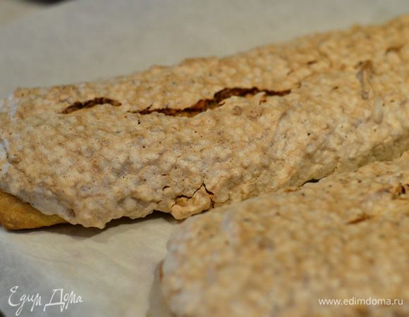 Готовые рулеты остудить и только тогда нарезать на порции.