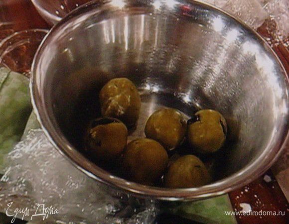 Марципановую массу так же разделить на 12 частей, каждую раскатать на посыпанной мукой поверхности и обернуть ею сливку, образовывая шарик.