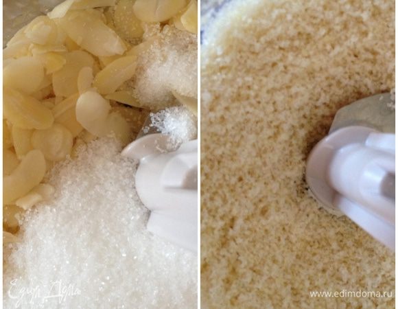 Смешать миндальные лепестки с сахаром и пробить в блендере.