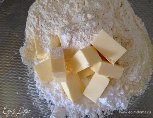 Смешать сухие ингридиенты, добавить масло, маленькую щепотку соли. Вымесить тесто. Если будет сильно прилипать к рукам, добавить еще немного муки. Убрать готовое тесто в холодильник на 30 минут.