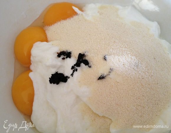 В это время готовим верхний слой: яйца разделяем на белки и желтки. Смешиваем желтки с творогом, добавить ваниль из второго стручка, манку, сахар...