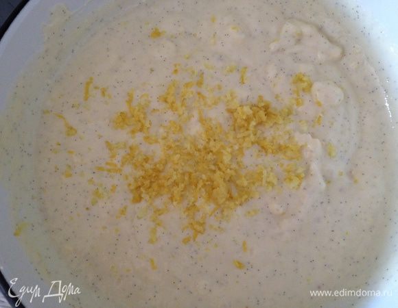 размягченное масло и натираем цедру лимона и сок половинки лимона. Все хорошо вымешиваем.