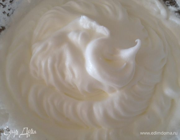 Белки взбиваем до устойчивых пиков.