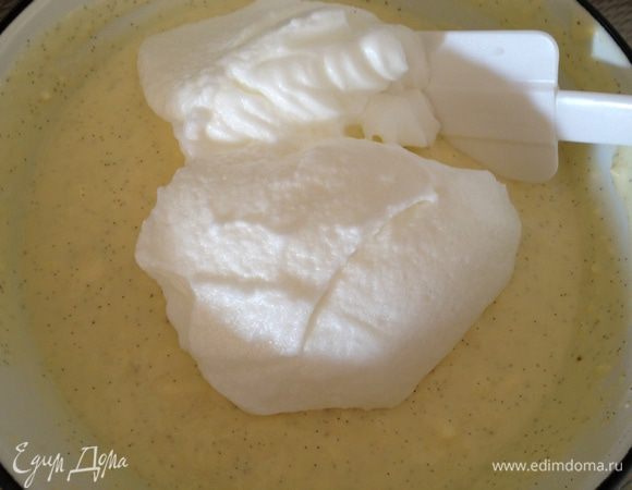 Постепенно и аккуратно смешиваем белковую массу с творожно-желтковой.